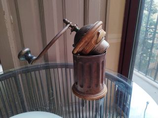 Molinillo café redondo antiguo