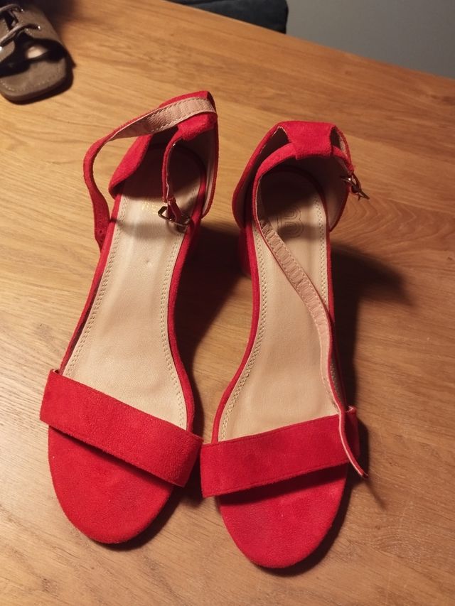 Sandalias rojas