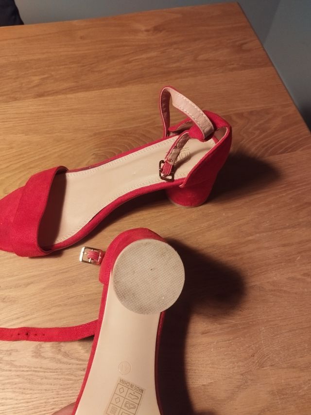 Sandalias rojas