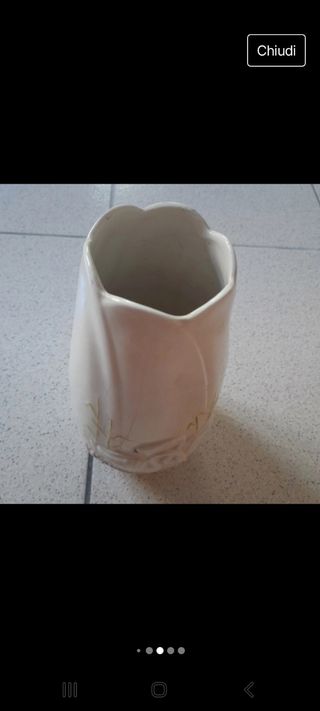 Vaso in ceramica con bassorilievi 