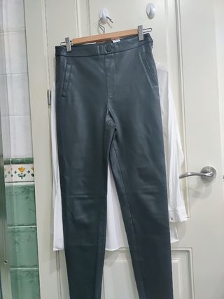 Pantalón tipo piel zara S
