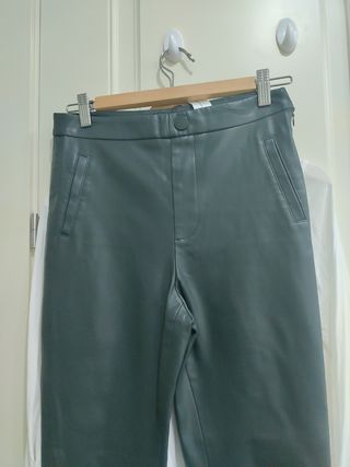 Pantalón tipo piel zara S
