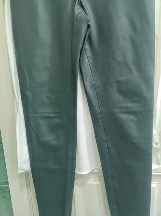 Pantalón tipo piel zara S