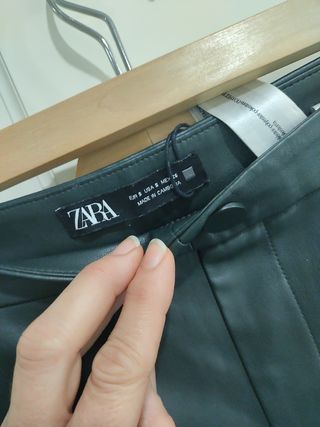 Pantalón tipo piel zara S