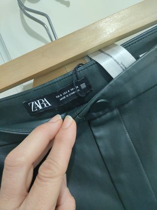 Pantalón tipo piel zara S