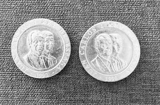 dos monedas de 200 pesetas de 1990.
