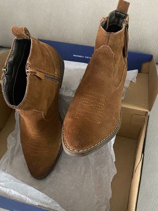 Botines marrones de ante, tipo camper. Talla 36.