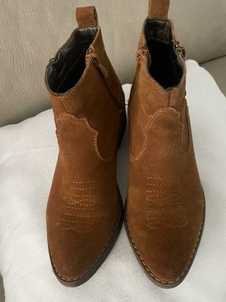 Botines marrones de ante, tipo camper. Talla 36.