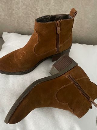 Botines marrones de ante, tipo camper. Talla 36.
