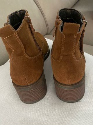 Botines marrones de ante, tipo camper. Talla 36.