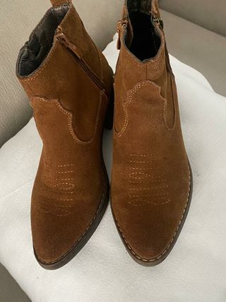 Botines marrones de ante, tipo camper. Talla 36.