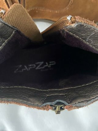 Botines marrones de ante, tipo camper. Talla 36.