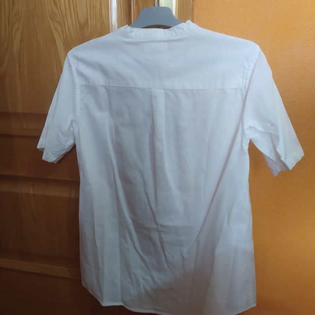 Camisa blanca, cuello mao