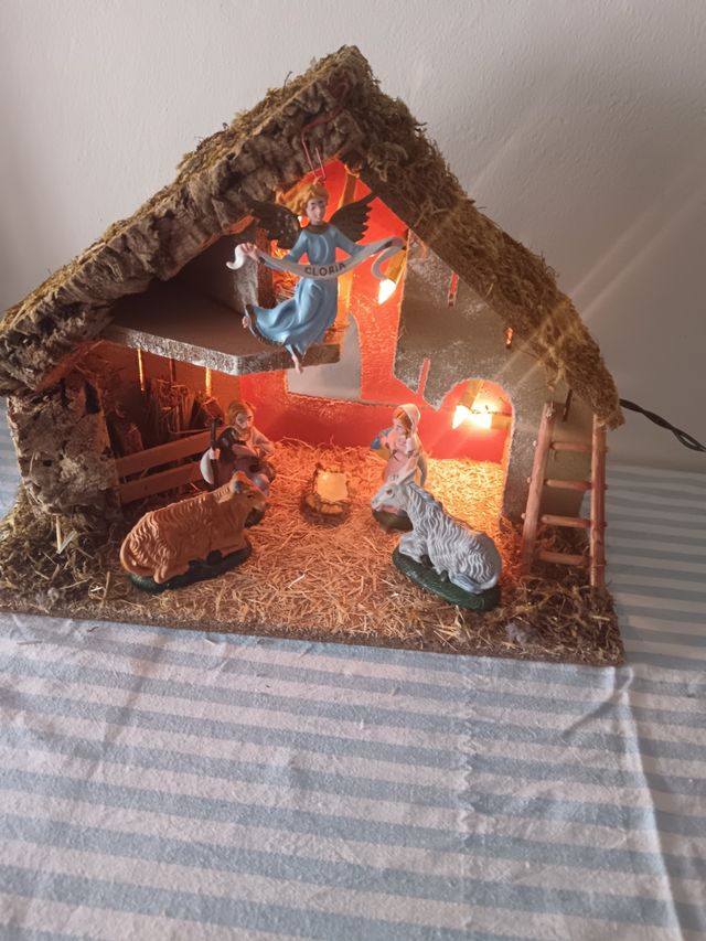 Capanna presepe natale con luci statui