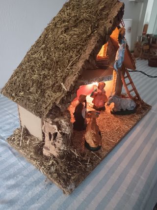 Capanna presepe natale con luci statui