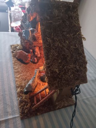 Capanna presepe natale con luci statui