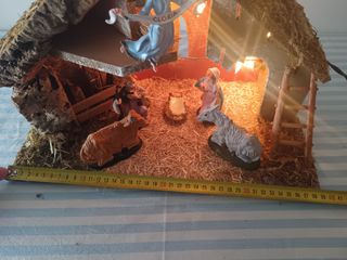 Capanna presepe natale con luci statui