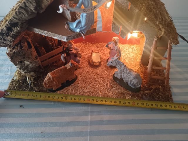 Capanna presepe natale con luci statui