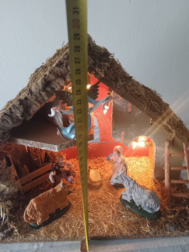 Capanna presepe natale con luci statui