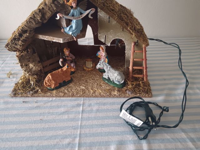 Capanna presepe natale con luci statui