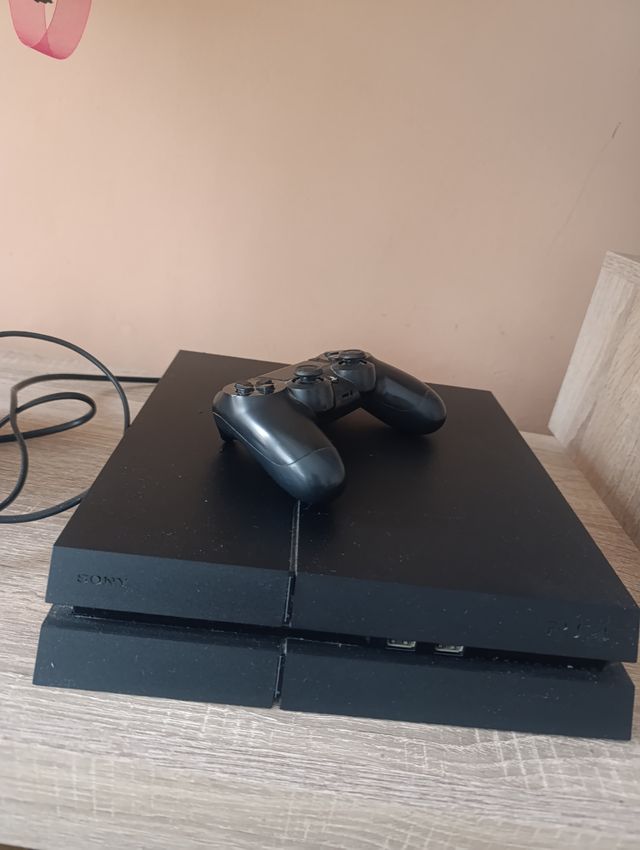 PlayStation 4 + 13 juegos.