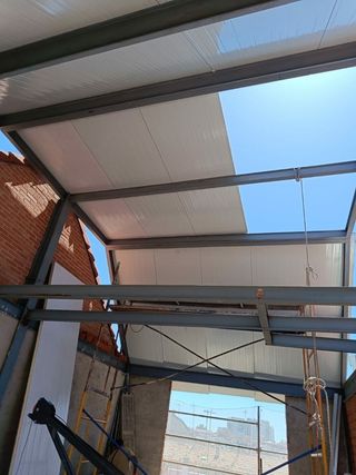 Reparación e instalación de cubiertas y tejados.
