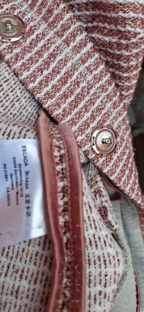 Conjunto elegante de chaqueta y camiseta a juego