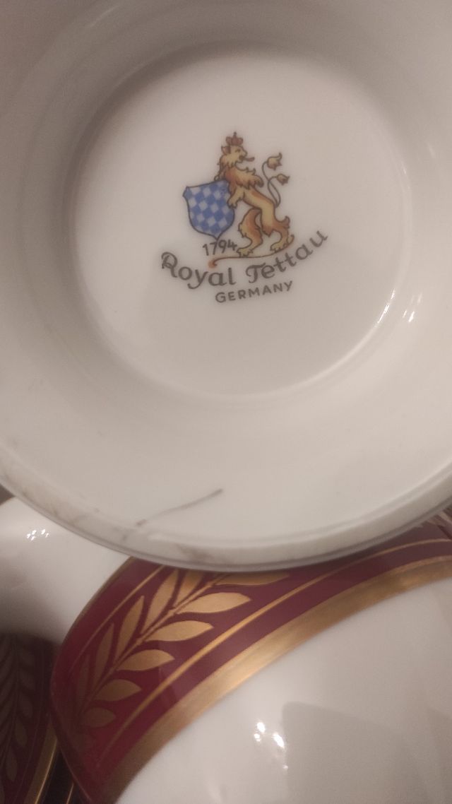 Servizio da thè e piatti da dolce .