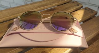 Gafas de sol rosa y doradas