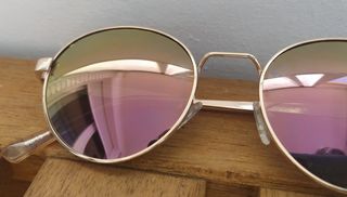 Gafas de sol rosa y doradas