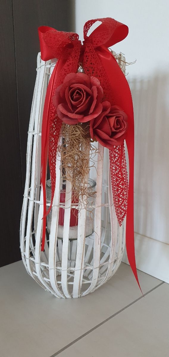 Lanterna in legno bianco e candela rossa