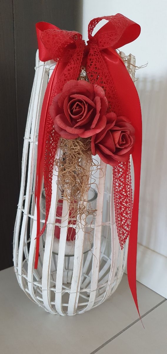 Lanterna in legno bianco e candela rossa