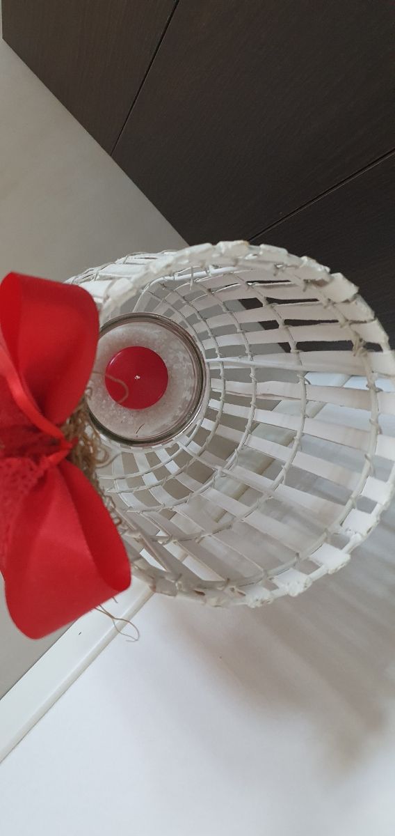 Lanterna in legno bianco e candela rossa