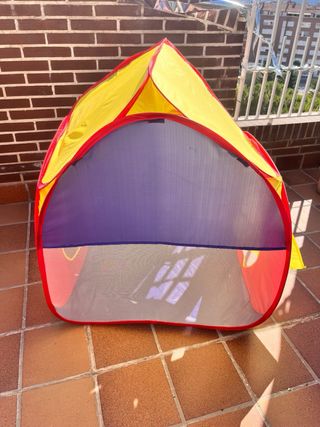 Casita piscina de bolas. Tiene bolas.