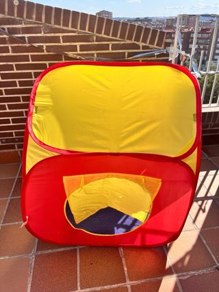 Casita piscina de bolas. Tiene bolas.