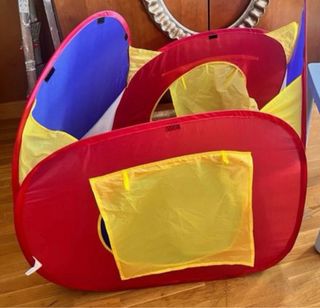 Casita piscina de bolas. Tiene bolas.