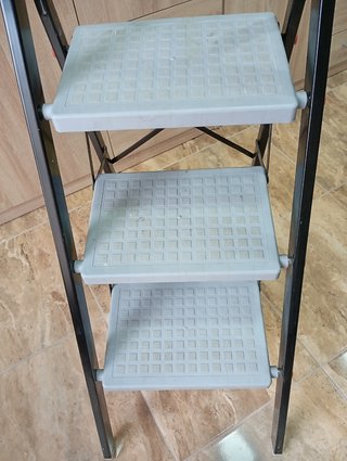 Escalera de aluminio de 3 peldaños.