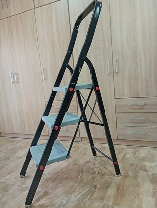 Escalera de aluminio de 3 peldaños.