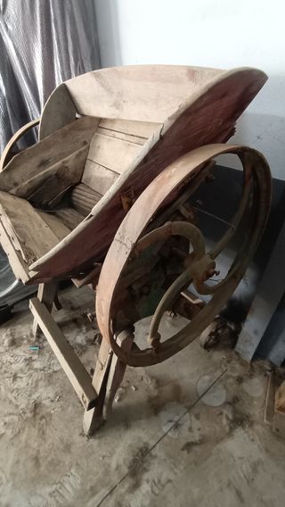Prensa y molino antiguo para hacer vino