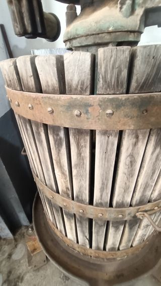 Prensa y molino antiguo para hacer vino