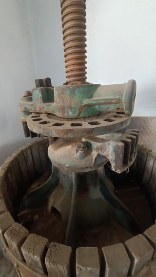 Prensa y molino antiguo para hacer vino