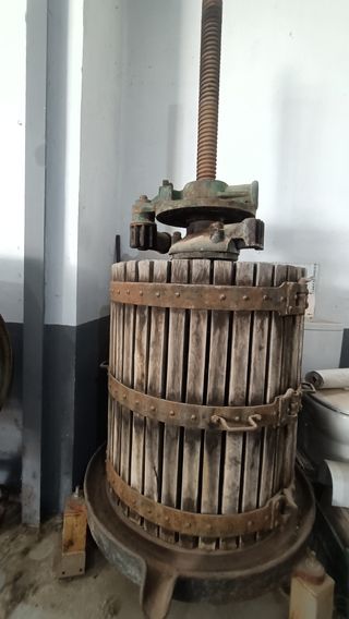 Prensa y molino antiguo para hacer vino