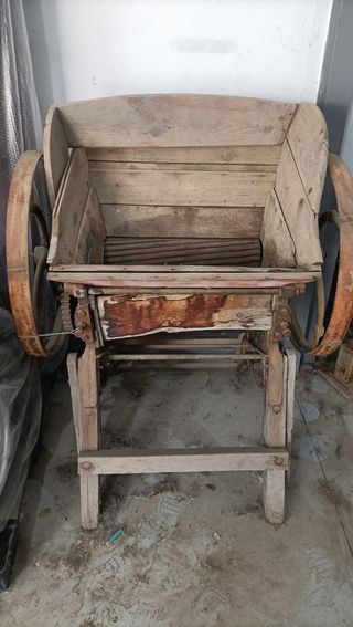 Prensa y molino antiguo para hacer vino