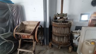 Prensa y molino antiguo para hacer vino