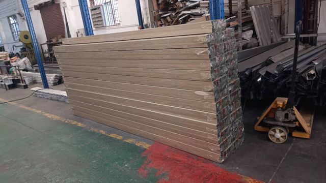 Techo lineal aluminio imitación madera