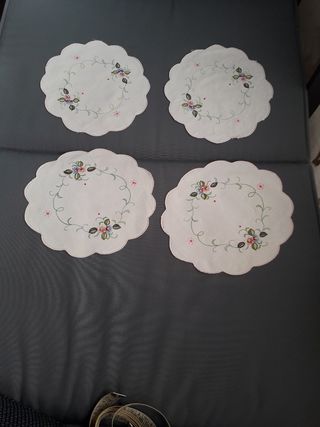 Quattro centrini ricamati