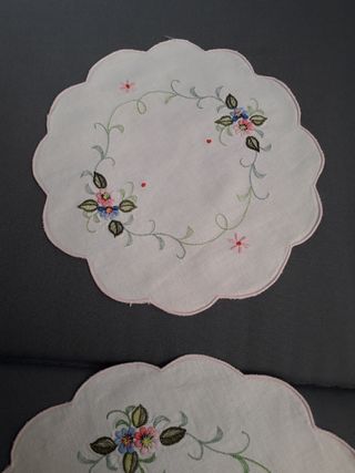 Quattro centrini ricamati