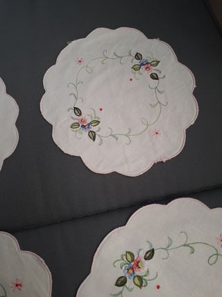 Quattro centrini ricamati