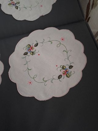 Quattro centrini ricamati