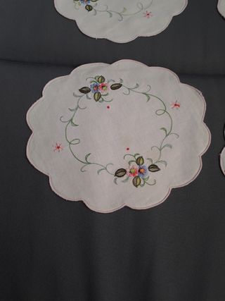 Quattro centrini ricamati